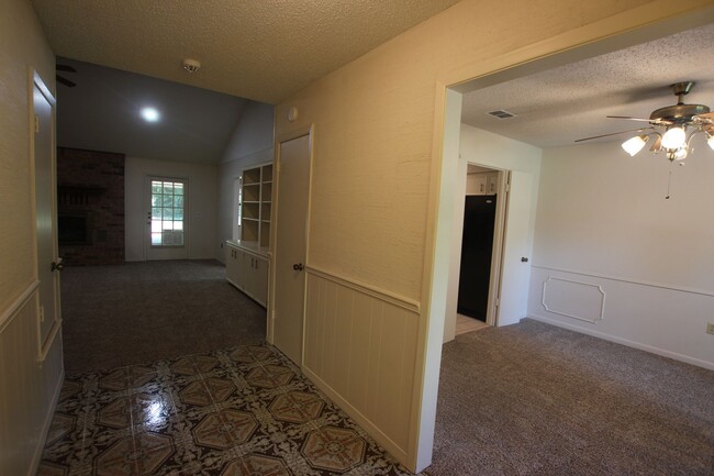 Building Photo - Oversized 4 bedroom 3 bath rental in Tyler...
