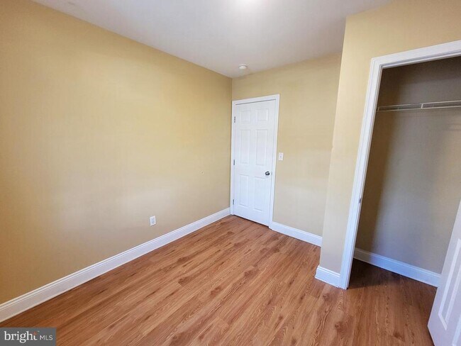 Building Photo - 923 E Schiller St