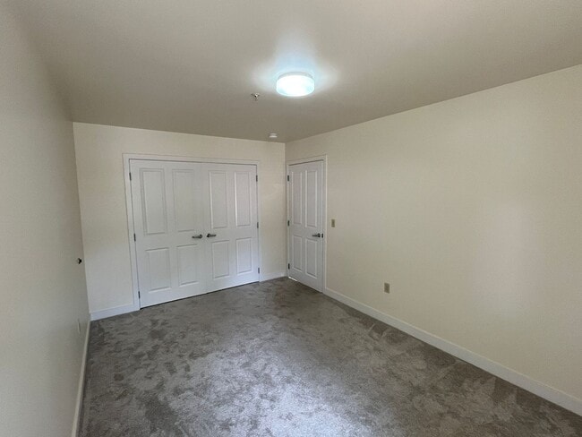 Building Photo - 2BD/1BA Condo at City's Edge, South Burlin...