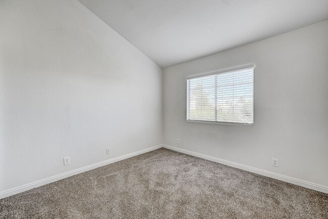 Building Photo - Spacious Henderson Four Bedroom!