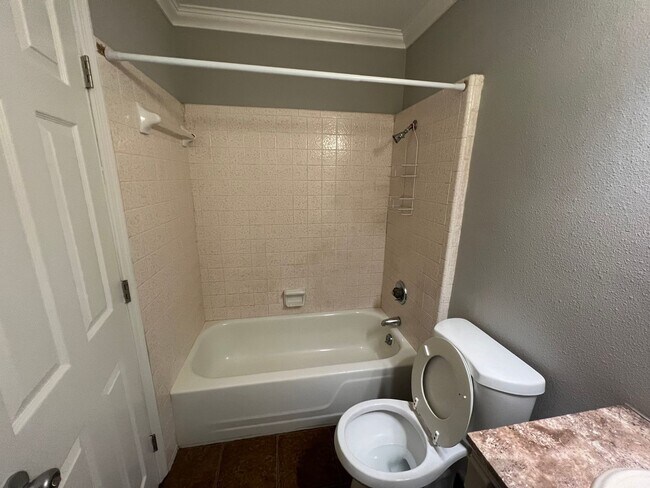 Building Photo - 3 Bedroom 2 Bathroom Brick Home in West Tu...