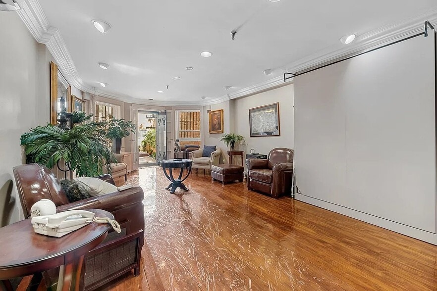 Building Photo - 163 E 71st St