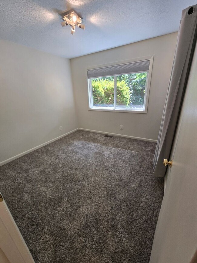 Building Photo - Popular West Linn! Tons of Space and great...