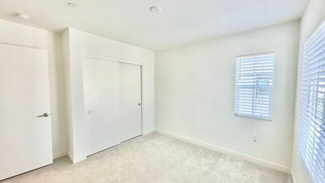 Building Photo - Beautiful, Newer Construction Home in Desi...