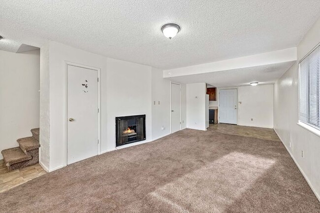 Building Photo - 3 Bed 2 Bath Townhome