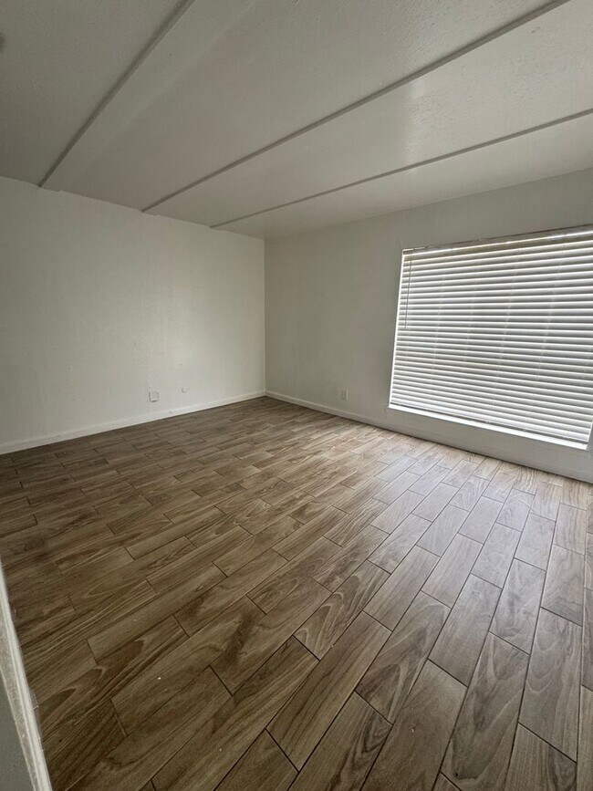 Building Photo - 3 bed, 2 bath, second floor condo