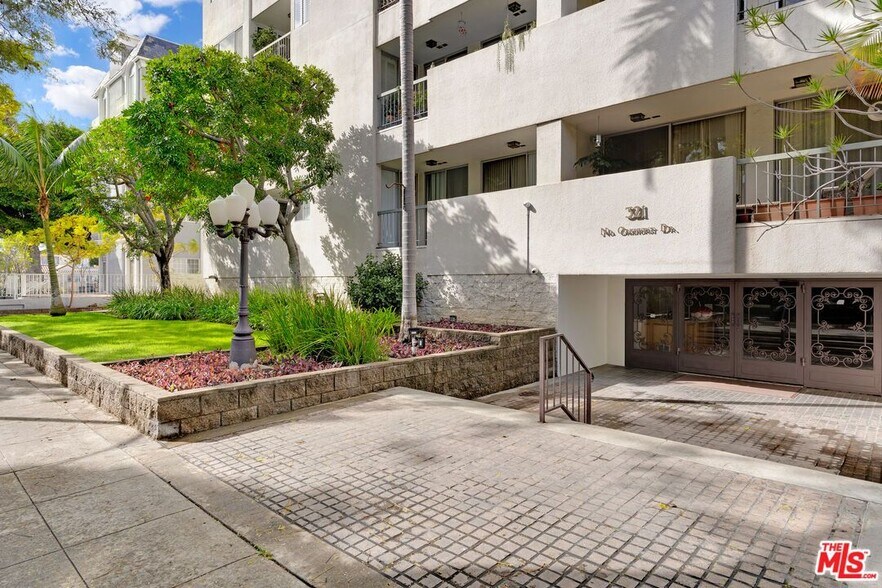 Building Photo - 321 N Oakhurst Dr