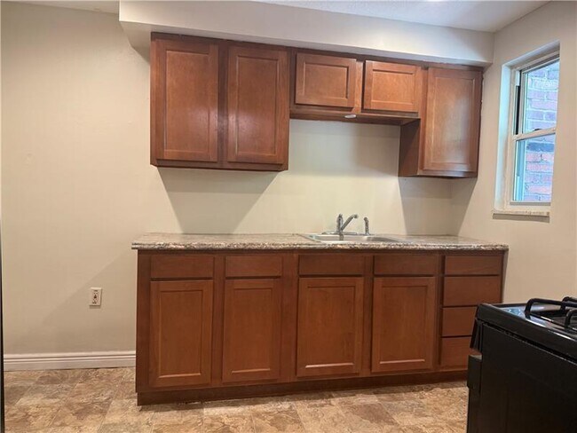 Building Photo - 823 Killarney Dr
