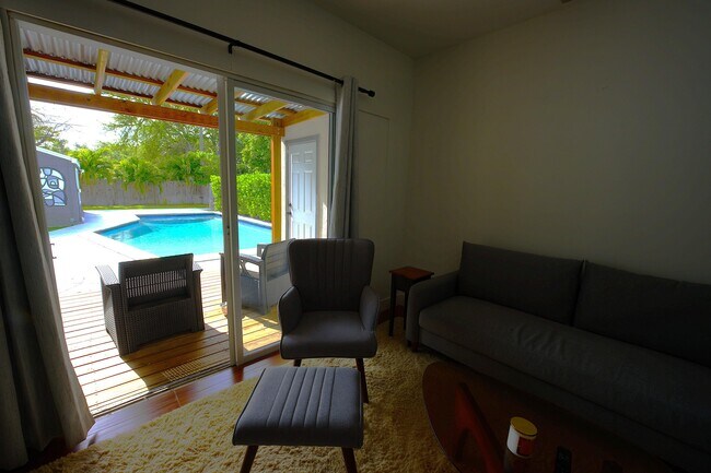 Building Photo - 717 N E St