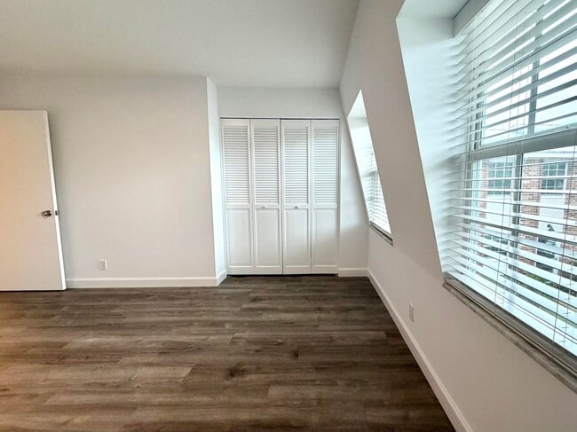 Building Photo - 413 N Cypress Dr