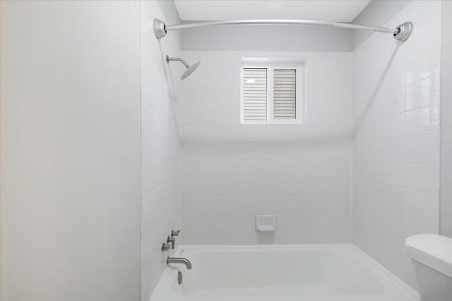 Building Photo - 1016 E 7th St