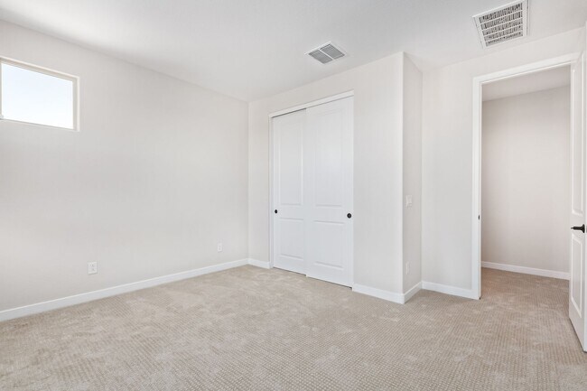 Building Photo - 4 Bedroom - Ready for you to Call It Home!!