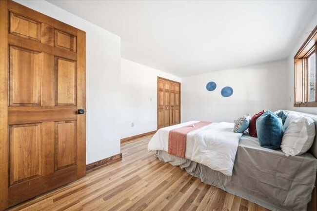 Building Photo - 105 Middle Rd