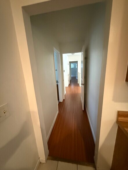 Building Photo - 9520 Hayvenhurst Ave