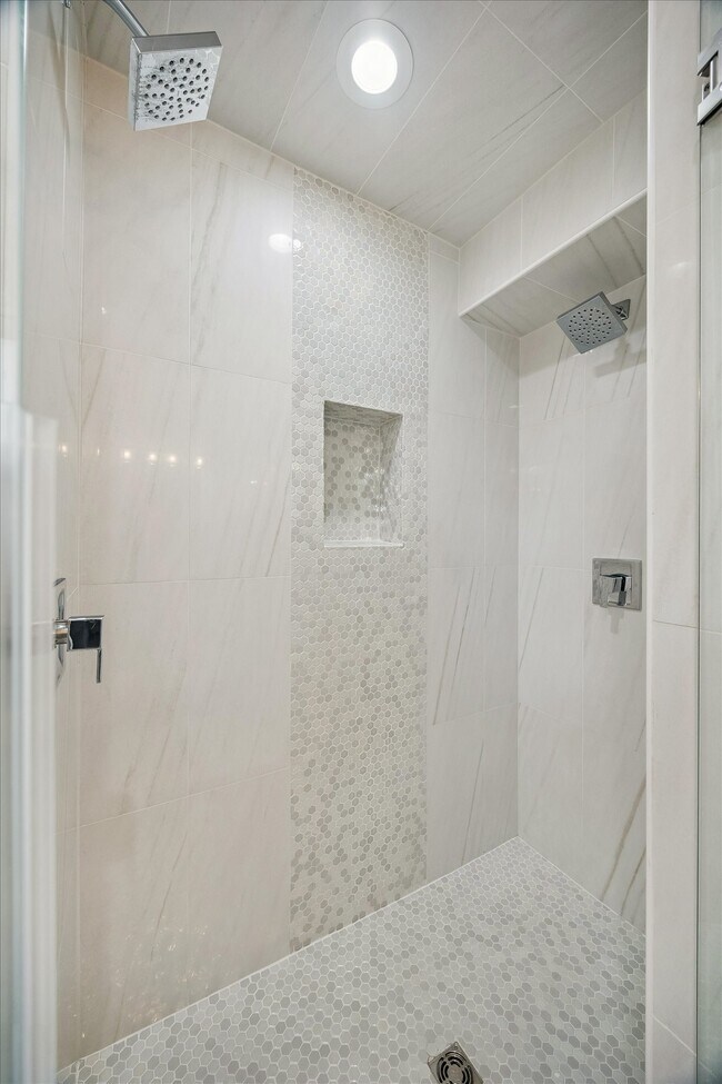 Building Photo - 9769 Oak Point Dr