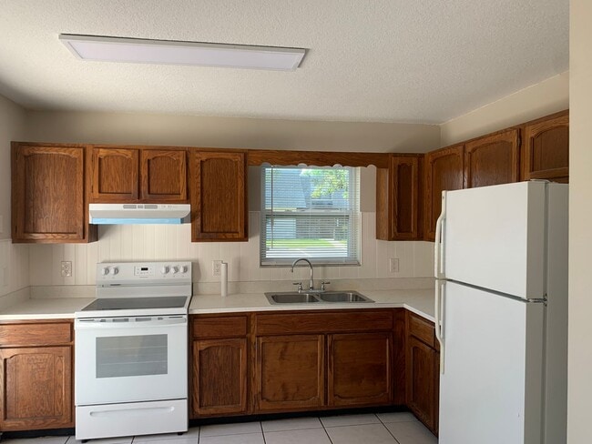 Building Photo - 2 Bedroom 1.5 Bath 2 Story Townhouse