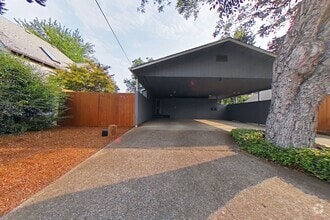 Building Photo - 2 Bedroom Duplex ~ Close to Campus