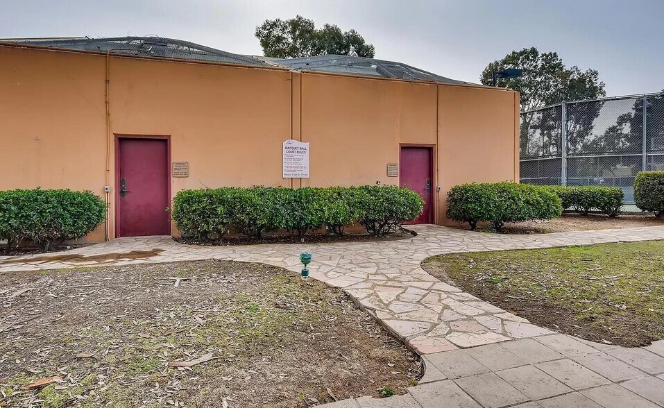 Building Photo - 7190 Shoreline Dr