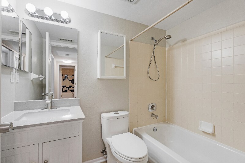 Building Photo - 700 Ridgeside Dr