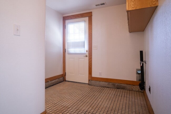 Building Photo - 3-bedroom 2 bath House $2,495