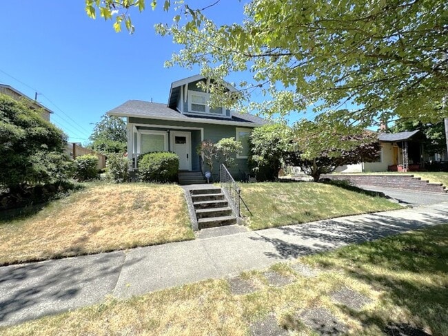Building Photo - Gorgeous mature home with loads of charm o...