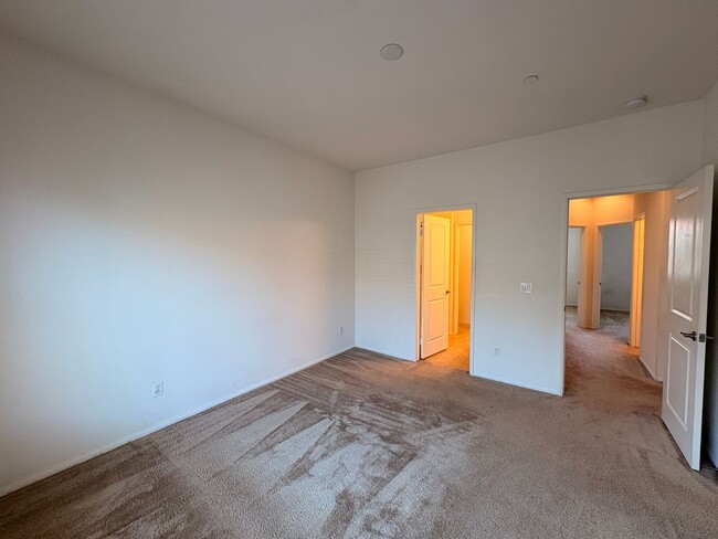 Building Photo - 3 Bed, 4 Bath in Eastvale!
