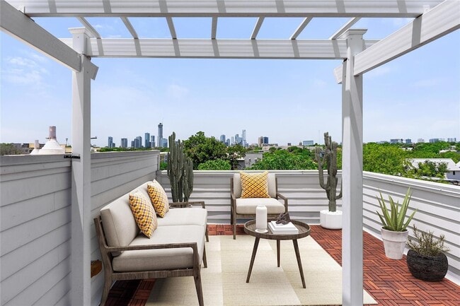 Primary Photo - 2108 Rosewood Ave