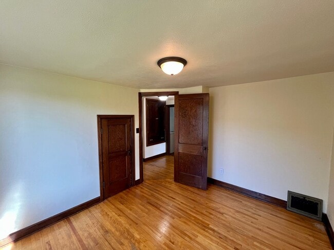 Building Photo - Large 3 Bed 2 Bath Single Family Home in M...