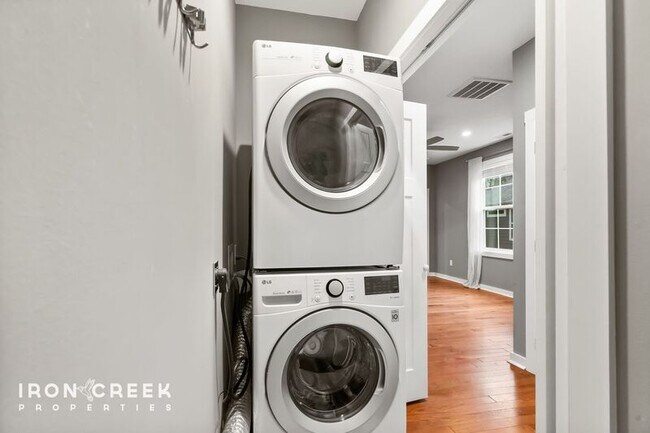 Building Photo - 864 Sand Hill Rd
