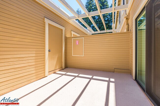 Building Photo - Gorgeous Townhouse | Remodeled | Desirable Location