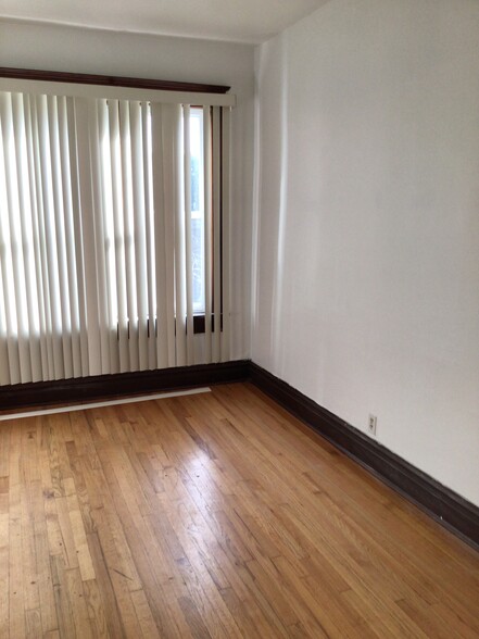 Building Photo - 928 N Harding Ave