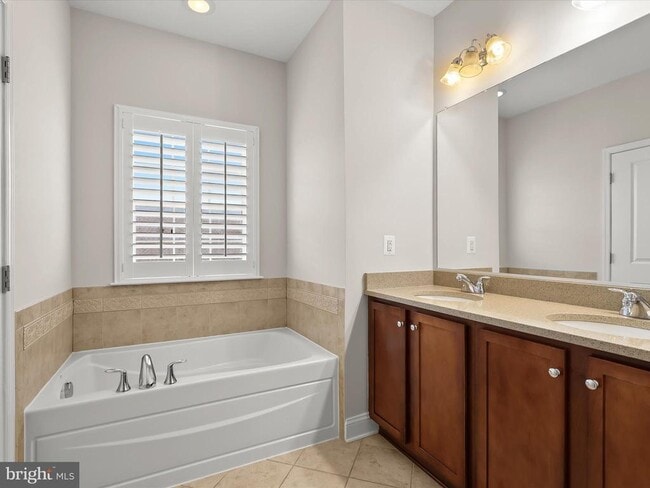 Building Photo - 5803 Lois Ln