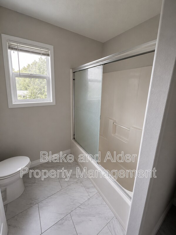 Building Photo - 5609 SE 117th Ave