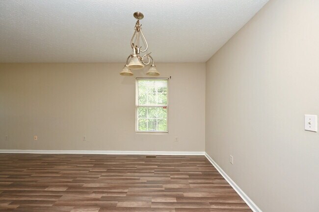Building Photo - Springfield Gem! 3BR/2BA with Big Yard, St...