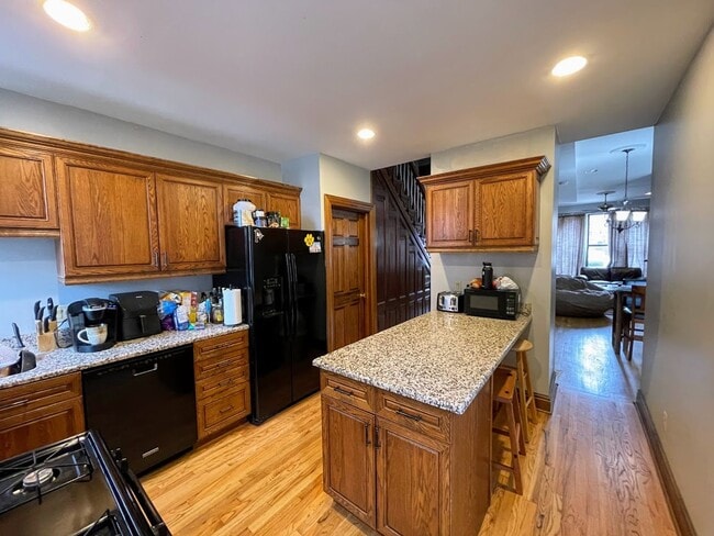 Building Photo - Huge 3 bed 2.5 bath - Southside flats, laundry, central air, private yard, off street parking