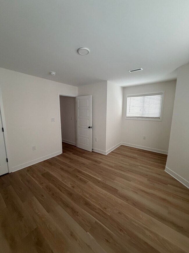Building Photo - Spacious 2 bedroom Condo Uptown Charlotte  .( 500.00 off if you Move in by May 1, 2026)