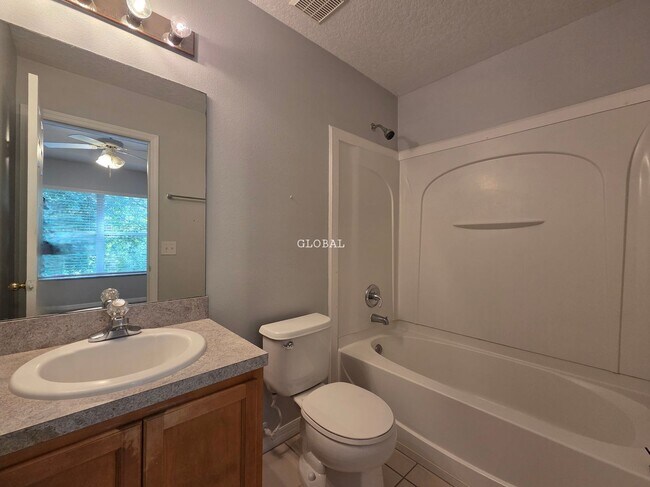 Building Photo - Three Bedroom unfurnished town house (Kiss...