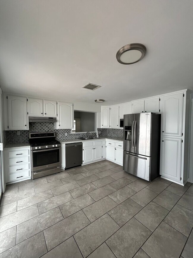 Building Photo - 4 BR/2 BA House