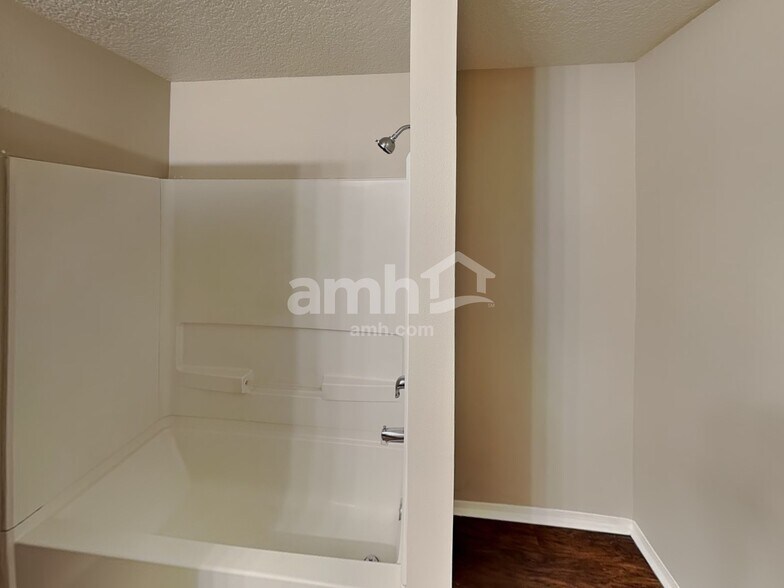 Building Photo - 7271 Wakeview Dr