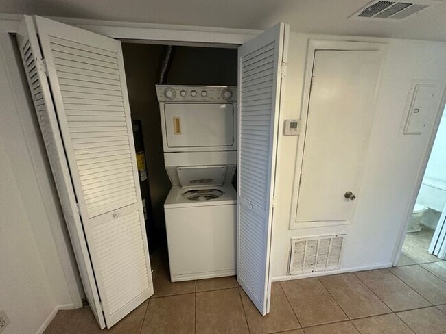 Building Photo - GREAT 2/2.5 Townhome Near UCF! Available Now!