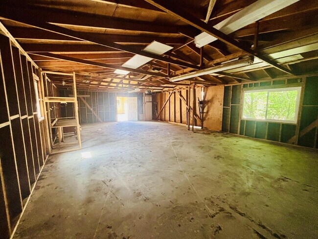Building Photo - House on 5 acres in the serene mountains o...