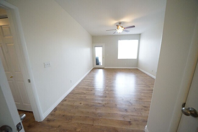 Building Photo - SHOWINGS START 4/1/2025