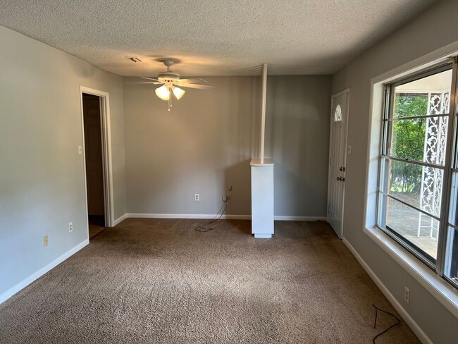 Building Photo - 205 Morgan Ln