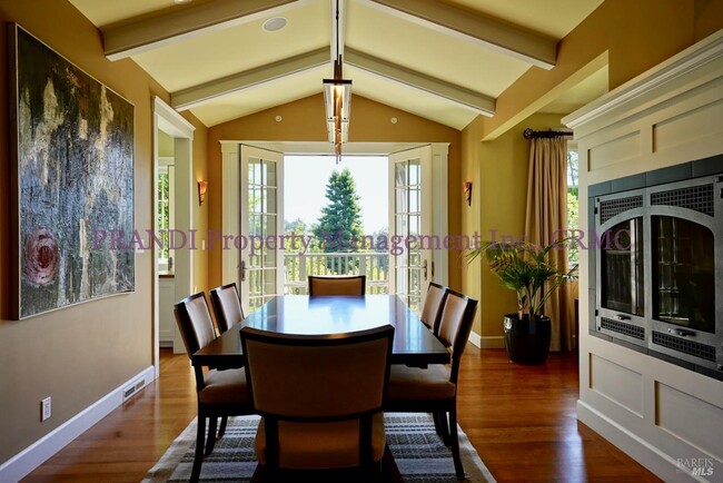 Building Photo - 422 Live Oak Dr