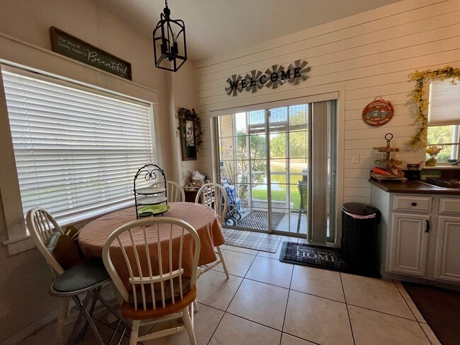 Building Photo - Beautiful Townhome
