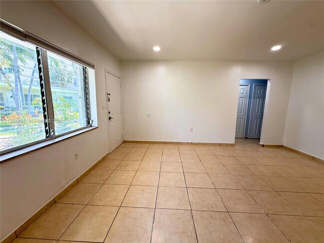 Building Photo - 1176 Marseille Dr