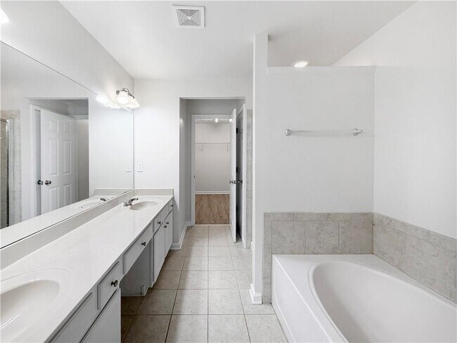 Building Photo - 2425 Fairlie Dr