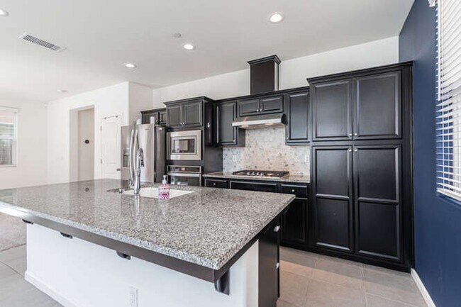 Building Photo - Charming Riverstone Home with Spacious Kitchen Island & Private Backyard & Solar