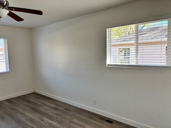 Building Photo - 840