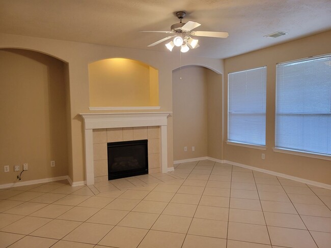 Building Photo - 3 BR Townhome Available, Pet Friendly!